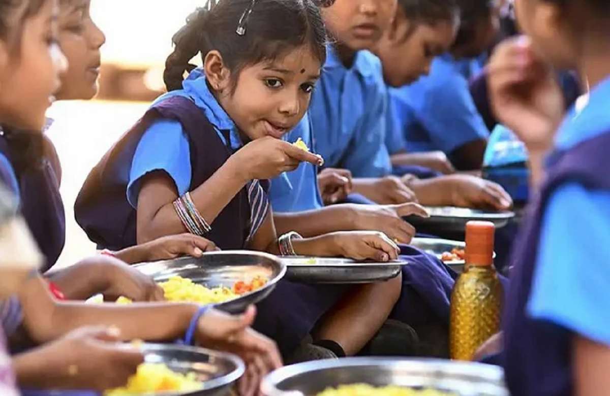 सांगोल्यात शालेय पोषण आहारामध्ये आढळून आल्या उंदराच्या लेंड्या, विद्यार्थी व पालकांमध्ये भीतीचे वातावरण….