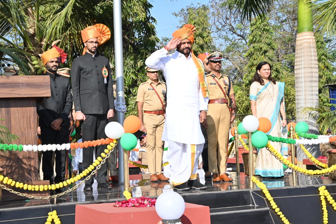 पालकमंत्री जयकुमार गोरे यांच्या हस्ते ध्वजारोहण, जिल्ह्याच्या सर्वांगीण विकासासाठी शासनाकडून सर्वतोपरी सहकार्य करण्याची पालकमंत्री जयकुमार गोरे यांची ग्वाही…..