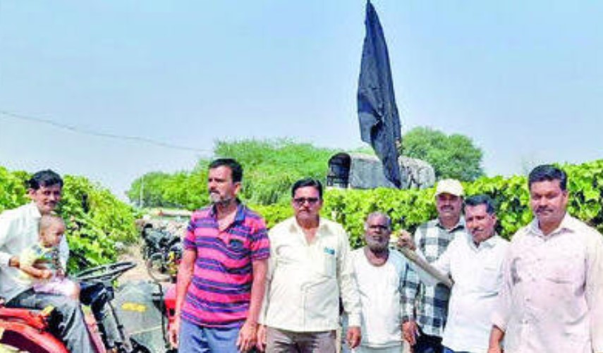 सांगली येथे शक्तिपीठविरोधात काळे झेंडे लावून निषेध 