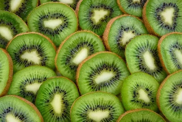 Kiwi Health Benefits: किवी खाण्याची योग्य पद्धत तुम्हाला माहिती आहे का? आरोग्य तज्ञांकडून जाणून घ्या…