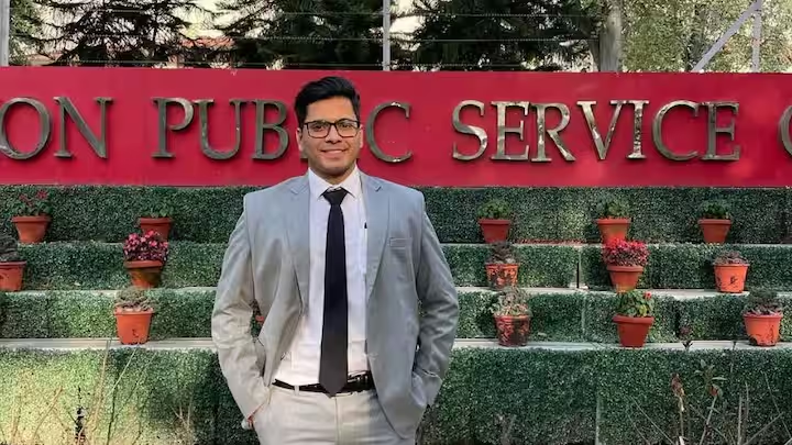 ज्याच्या नावानं थरकाप उडायचा त्याच दरोडेखोराच्या नातवानं UPSC त मारली बाजी