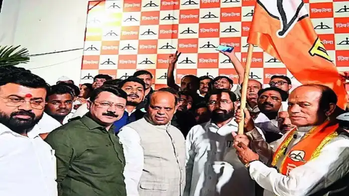 नाशिकमध्ये ठाकरे गटाला झटका, माजी आमदाराचा शिंदे गटात प्रवेश