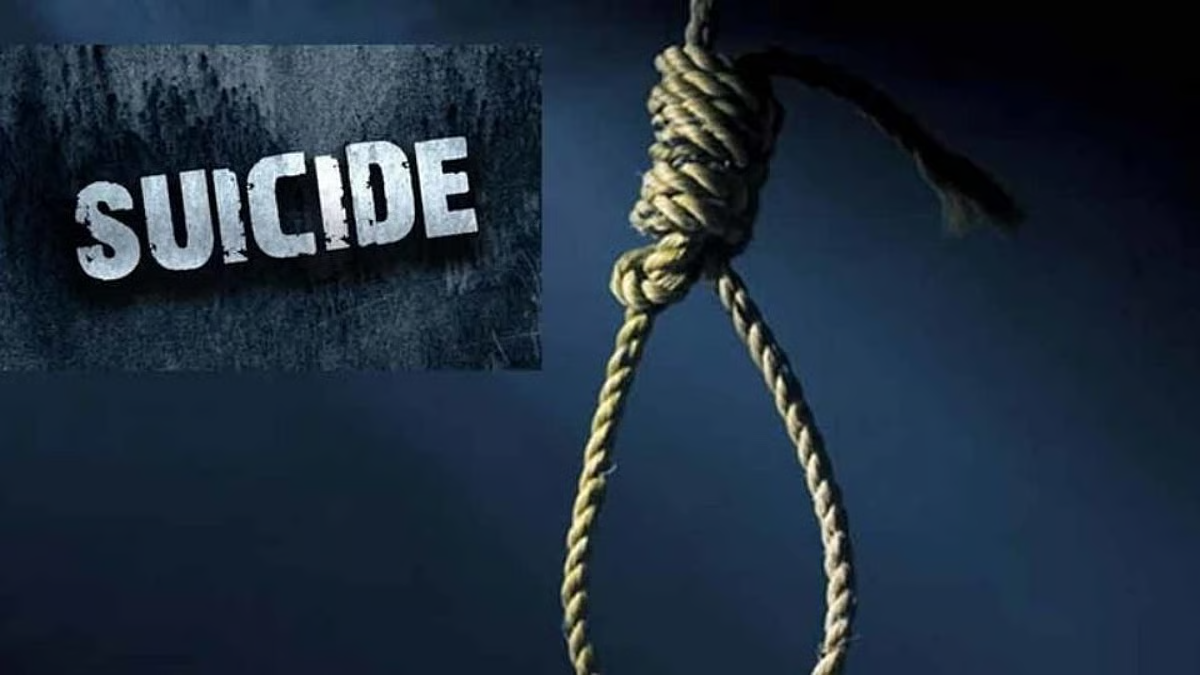लेकीच्या लग्नासाठी ठेवीचे पैसे मिळेनात, बँकेच्या गेटवर वधूपित्याने घेतला गळफास