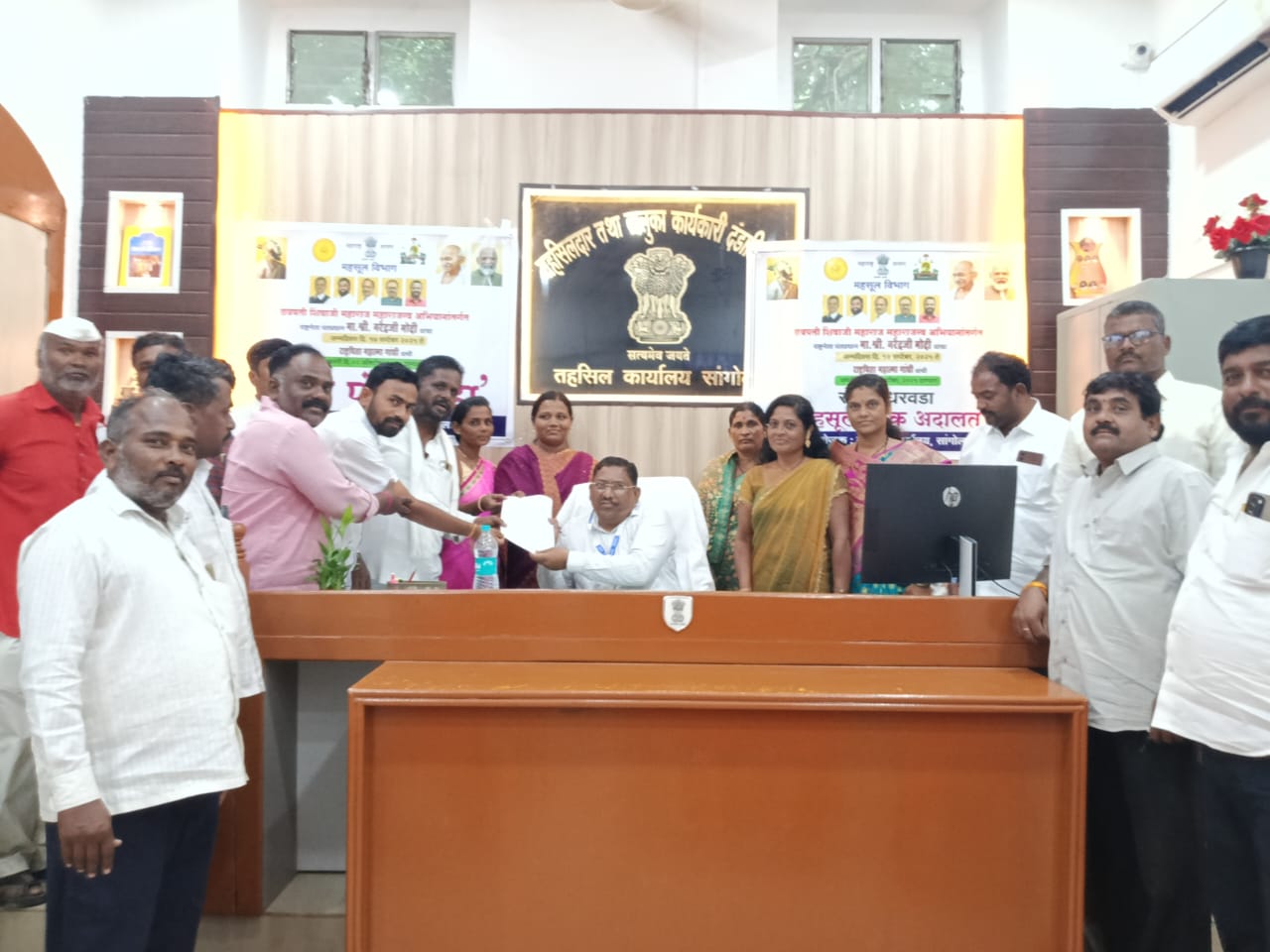 जवळा व घेरडी मंडल मध्ये अतिवृष्टीमुळे झालेल्या नुकसानीचे सरसकट पंचनामे करावेत ; तहसीलदार यांना दिले निवेदन