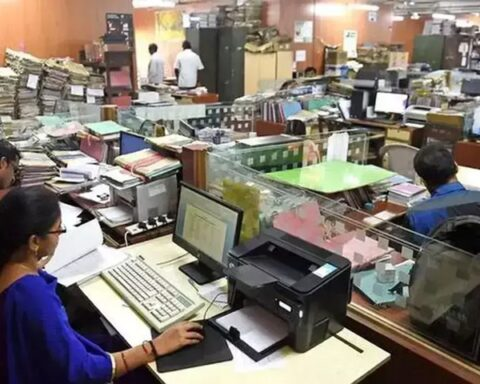 8 व्या वेतन आयोगाला मंजूरी; 50 लाख केंद्रीय सरकारी कर्मचाऱ्यांना 1 जानेवारी 2026 पासून लागू होणार