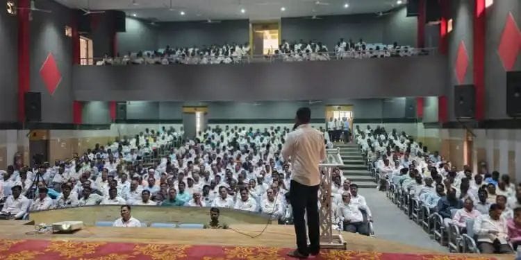 सांगोल्यात निवडणुक अधिकाऱ्यांचे पहिले प्रशिक्षण पूर्ण