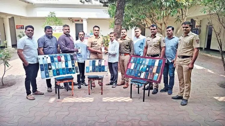 ईश्वरपूर पोलिसांनी 102 मोबाईल मूळ मालकांना केले परत