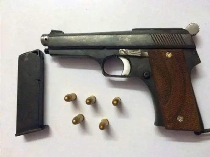 ईश्वरपूरात चार देशी बनावटीच्या पिस्तुलासह एकास अटक, शेतात लपवून ठेवलेला शस्त्रसाठा