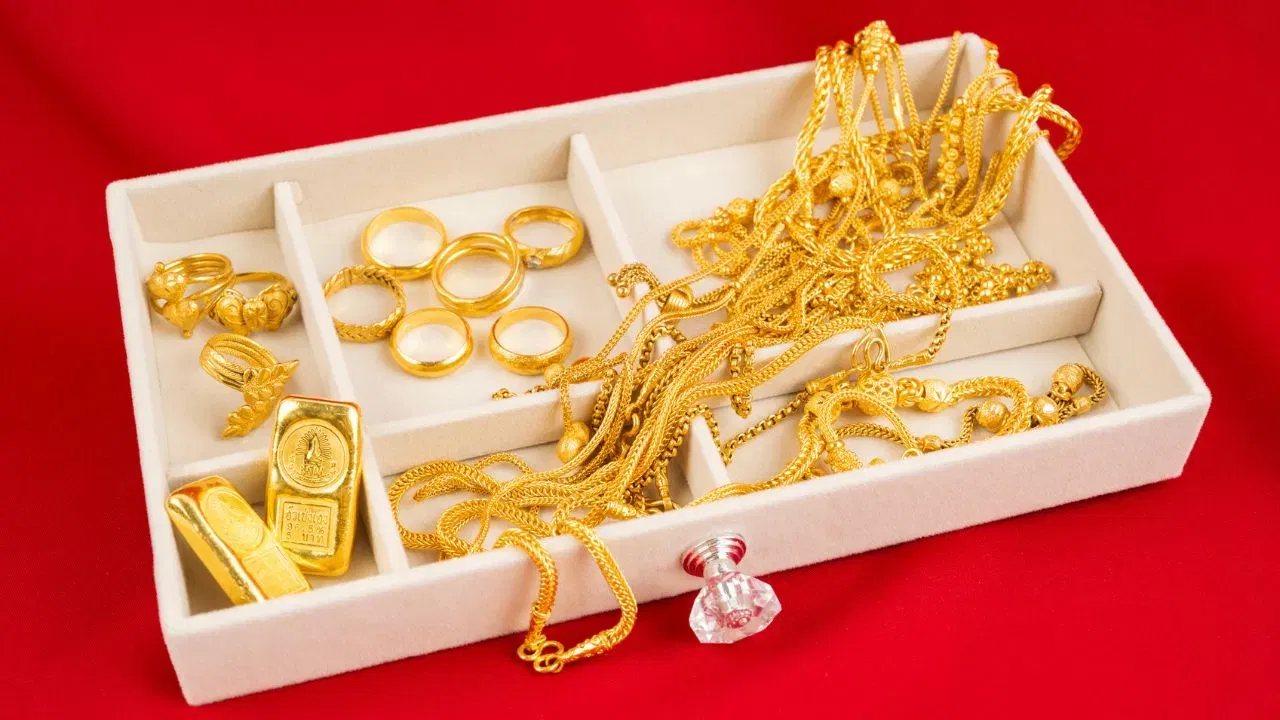 आनंदाची बातमी! सोन्याचा भाव चांगलाच घसरला,10 ग्रॅमसाठी मोजावे लागणार केवळ इतके पैसे