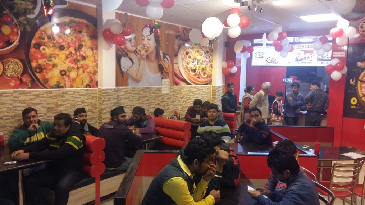 पिझ्झा शॉपमध्ये बसलेले तरुण-तरूणी, अचानक काही लोकांनी येऊन…, थेट दोघांनी दुसऱ्या मजल्यावरून मारली उडी, नेमकं काय घडलं?