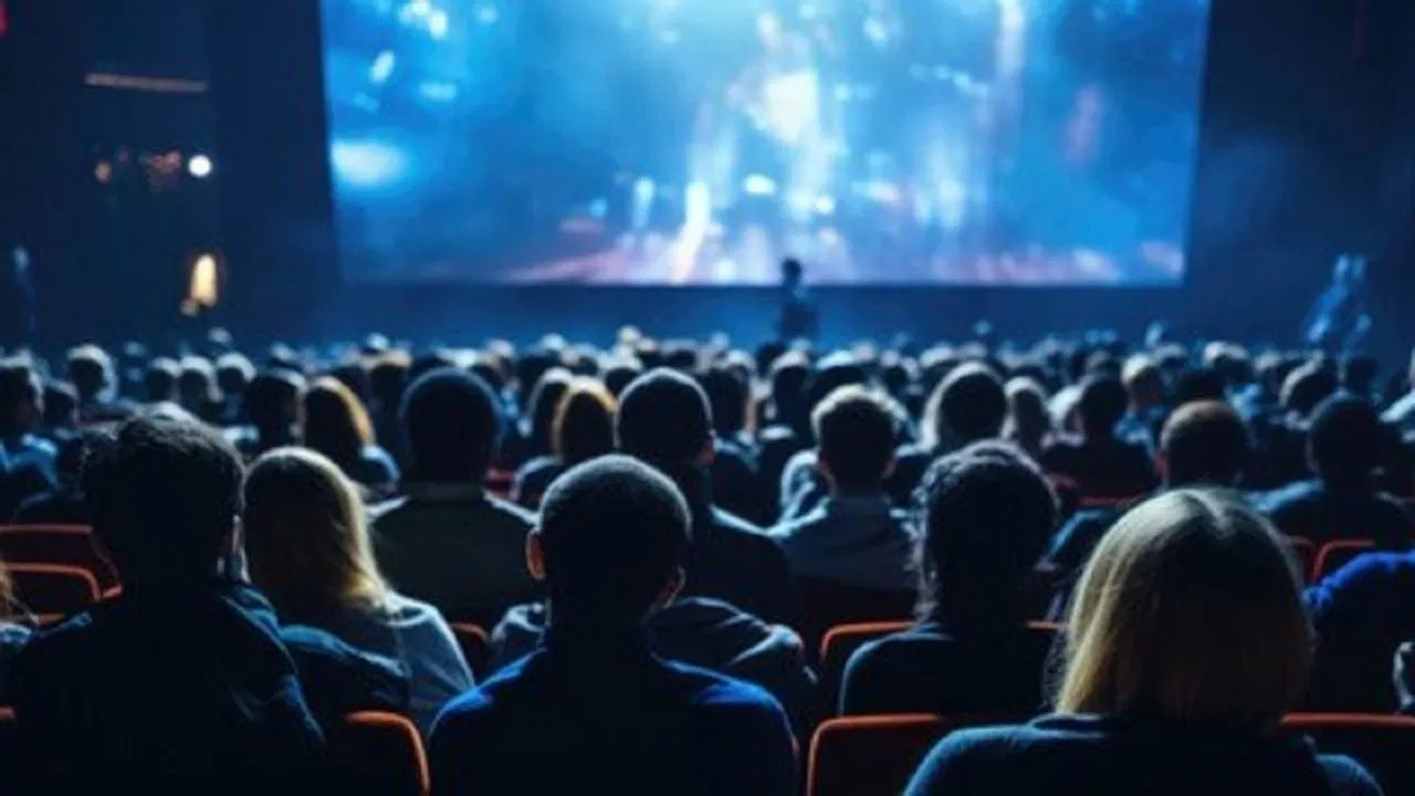 प्रसिद्ध अभिनेत्याच्या सिनेमा पाहताना थिएटरमध्ये चाहत्याचं निधन… मृत्यूचं कारण जाणून बसेल धक्का