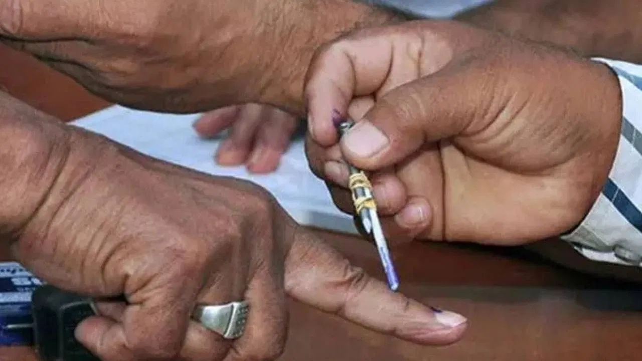 महापालिका निवडणुकांसाठी मतदानाला सुरूवात, बँका सुरू की बंद?, आज काय काय राहणार चालू ?