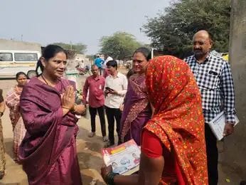 गावभेटींवर भर देत सुवर्णा नवले प्रचारात आघाडीवर